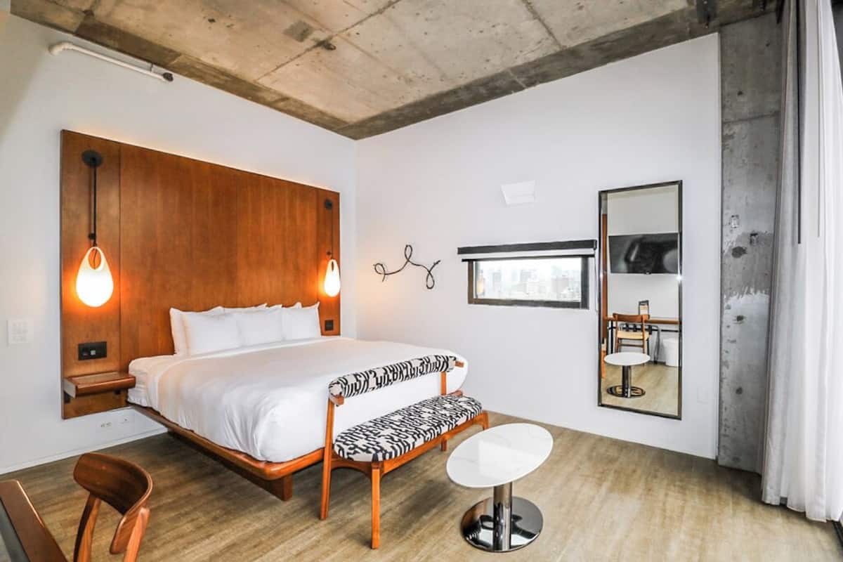 مكتب ومساحة عمل للكمبيوتر المحمول ومكواة/لوح كي وواي فاي مجانًا