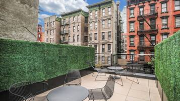 Club-Zimmer, 1 King-Bett | Terrasse/Patio