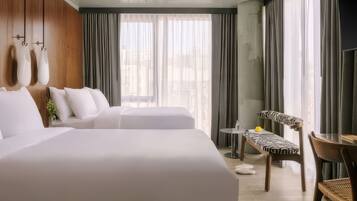 Dobbeltrom, byutsikt | Sengetøy av topp kvalitet, senger med overmadrass og safe på rommet