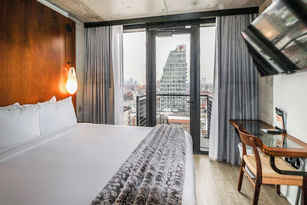 Signature Single Room | Premium bedding, in-room safe, desk, laptop workspace