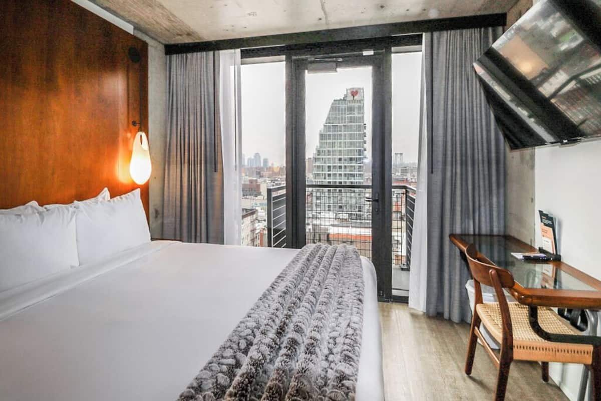 Signature Single Room | Premium bedding, in-room safe, desk, laptop workspace