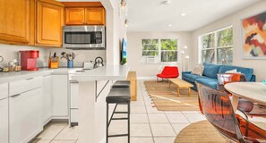Fridge, microwave, oven, stovetop - The Jute Box - Pool - Waterview - Wilton Drive (Oakland Park)