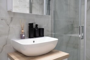 Shower, hair dryer, towels, soap - Urban Pulse #by db apartmets (Thessaloniki)