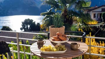 Apartment, Lake View | Premium bedding, down duvets, iron/ironing board, cots/infant beds