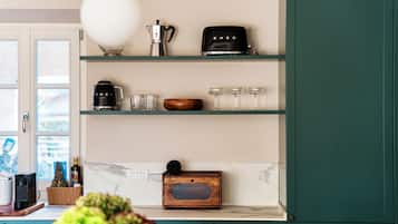 أغطية فراش متميزة وألحفة محشوة بالريش ومكواة/لوح كي وأسرّة أطفال/رضّع