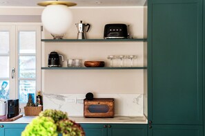 Leilighet, utsikt mot innsjø | Sengetøy av topp kvalitet, dundyner, strykejern/-brett og barnesenger