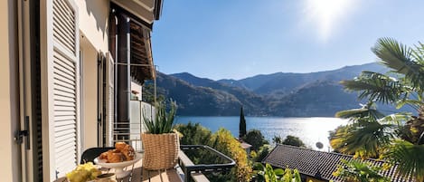 Appartement, uitzicht op meer | Luxe beddengoed, donsdekens, een strijkplank/strijkijzer