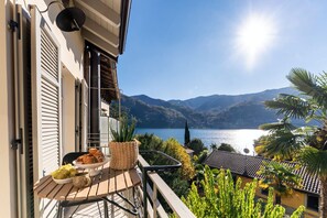 Apartamento, vista para o lago | Roupas de cama premium, edredons de pluma, ferros/tábuas de passar roupa