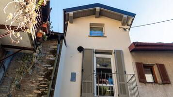 Apartment, Lake View | Premium bedding, down comforters, iron/ironing board, cribs/infant beds