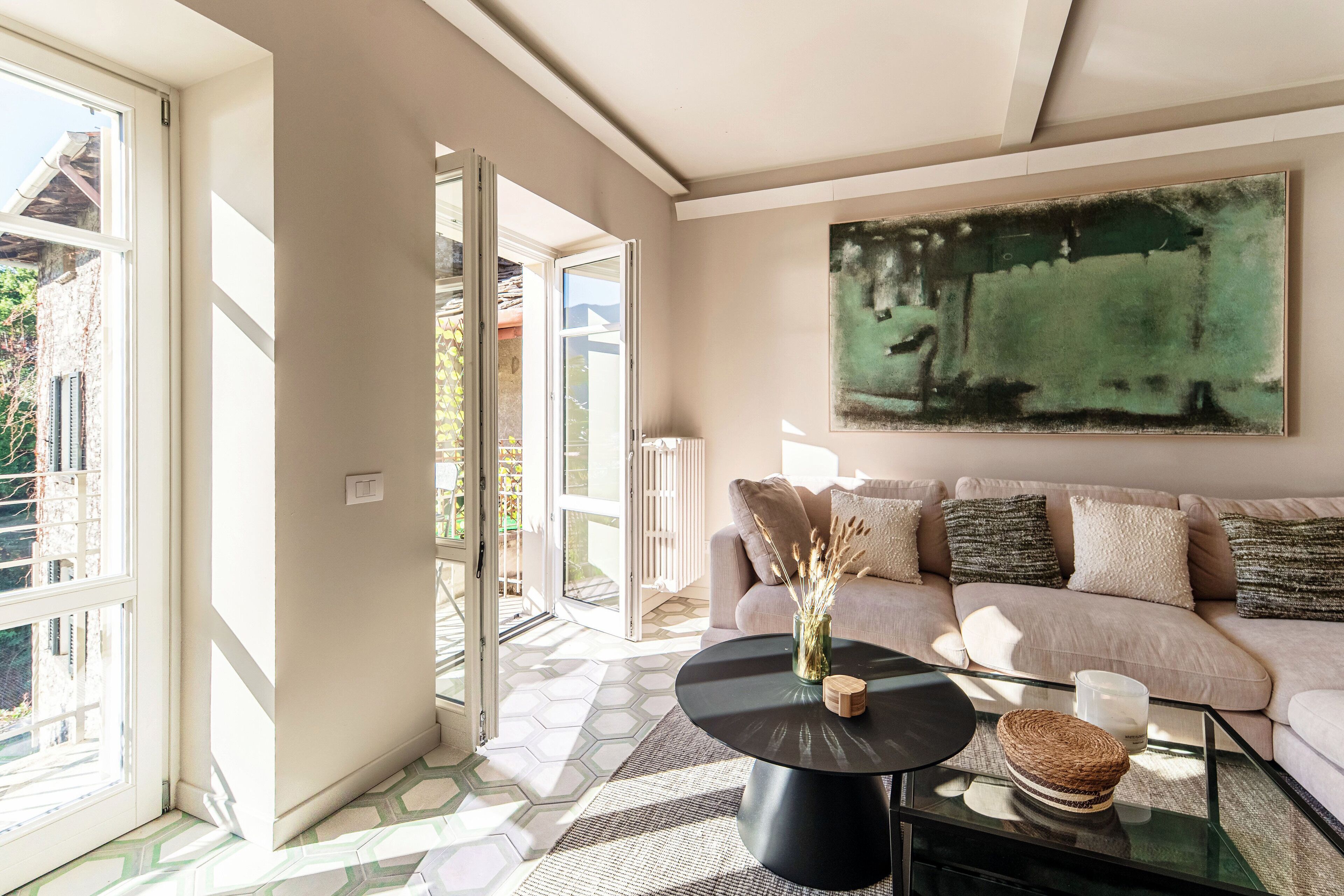 아파트, 호수 전망 | 고급 침구, 오리/거위털 이불, 다리미/다리미판, 유아용 침대