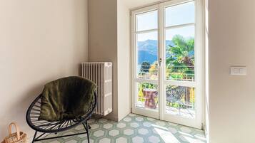 Apartment, Lake View | Premium bedding, down comforters, iron/ironing board, cribs/infant beds