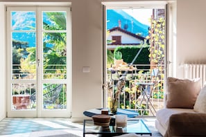 Huoneisto, järvinäköala | Ylelliset vuodevaatteet, untuvapeitot, silitysrauta/-lauta, vauvansängyt