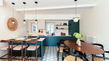 أغطية فراش متميزة وألحفة محشوة بالريش ومكواة/لوح كي وأسرّة أطفال/رضّع