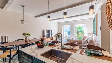 Appartamento, vista lago | Biancheria da letto di alta qualità, copriletto in piuma