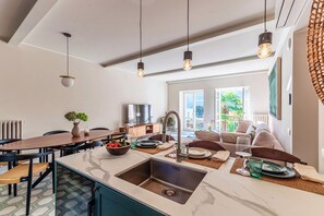 Apartamento, vista para o lago | Roupas de cama premium, edredons de pluma, ferros/tábuas de passar roupa