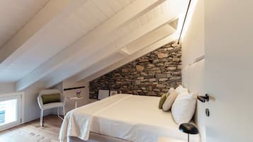 أغطية فراش متميزة وألحفة محشوة بالريش ومكواة/لوح كي وأسرّة أطفال/رضّع