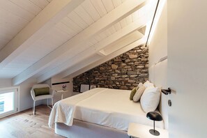 Leilighet, utsikt mot innsjø | Sengetøy av topp kvalitet, dundyner, strykejern/-brett og barnesenger