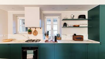 Appartamento, vista lago | Biancheria da letto di alta qualità, copriletto in piuma