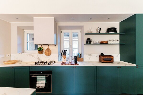 Apartamento, vista para o lago | Roupas de cama premium, edredons de pluma, ferros/tábuas de passar roupa