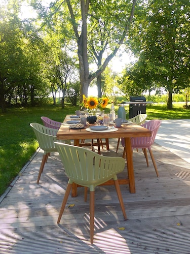 Beautiful country house with a fireplace and a large garden. Vacation with family, friends, and the dog.