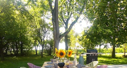 Beautiful country house with a fireplace and a large garden. Vacation with family, friends, and the dog.