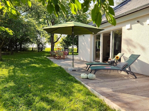 Beautiful country house with a fireplace and a large garden. Vacation with family, friends, and the dog.