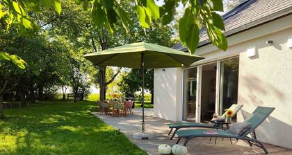 Beautiful country house with a fireplace and a large garden. Vacation with family, friends, and the dog.