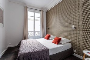 Een strijkplank/strijkijzer, wifi, beddengoed
