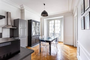 Dining - Champs Elysées/Faubourg St Honoré Amazing 3 Bdrm (Paris)