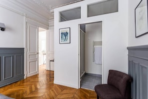 Interior - Champs Elysées/Faubourg St Honoré Amazing 3 Bdrm (Paris)
