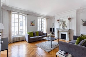 TV - Champs Elysées/Faubourg St Honoré Amazing 3 Bdrm (Paris)