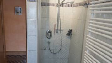 Dusche, Haartrockner, Handtücher