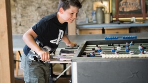 Eine Person spielt Tischfußball.