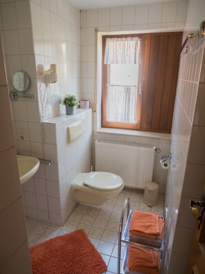Shower, hair dryer, towels - Henn Farmhouse “Schmiedsbuck” with Pool, Animals, and Playground (Weikersheim)