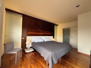 مكواة/لوح كي وخدمة الإنترنت وملاءات أسرّة