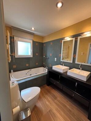 تجهيزات دش، حوض استحمام بنظام ضخ المياه، مجففات شعر، مناشف