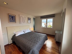 6 bedrooms, iron/ironing board, free WiFi, bed sheets