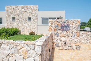 Un edificio de piedra con un letrero que dice 'Stone & Sea Kos Retreat'.