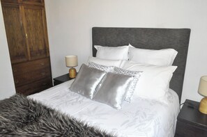 2 عدّة غرف نوم ومكواة/لوح كي وخدمة الإنترنت وملاءات أسرّة