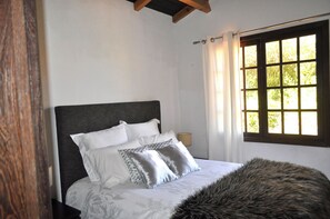 2 bedrooms, iron/ironing board, Internet, bed sheets