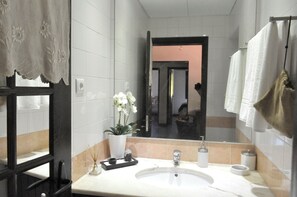 تجهيزات دش، مجففات شعر، مناشف، ورق حمّام