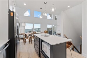 ثلاجة، ميكروويف، فرن، موقد طهي مسطح