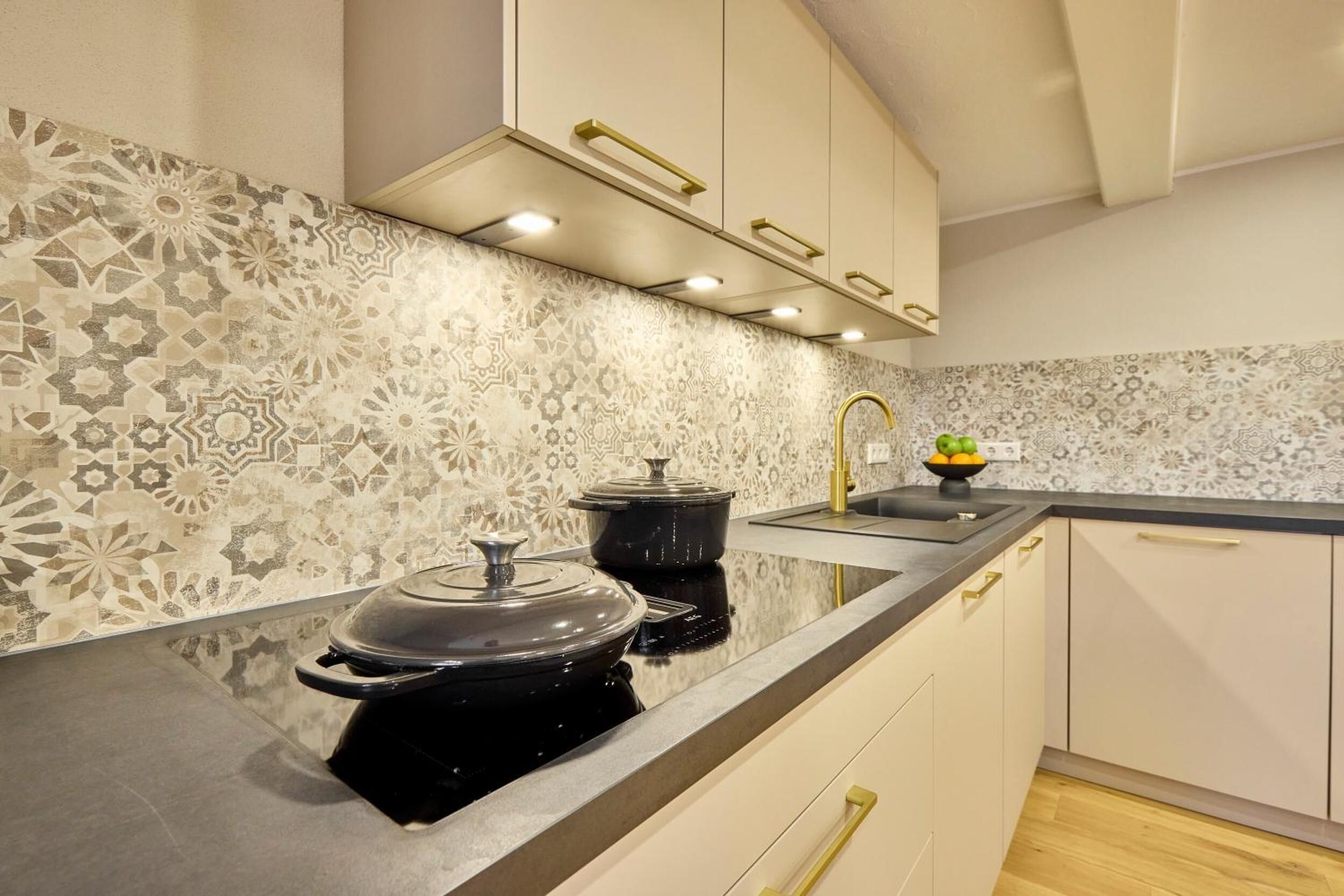 Kjøleskap, mikrobølgeovn, ovn og kokeplater