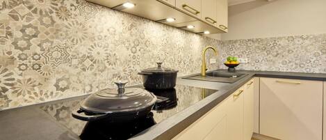 Kjøleskap, mikrobølgeovn, ovn og kokeplater