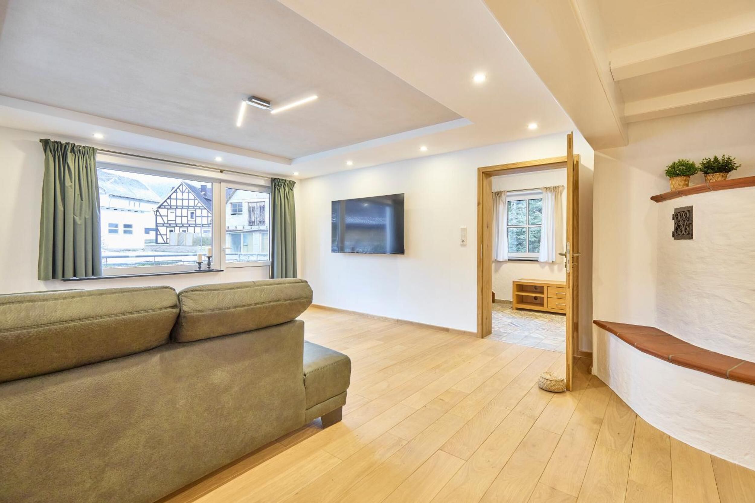 TV, fireplace, stereo