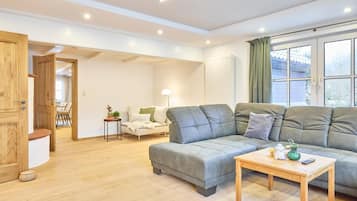 TV, fireplace, stereo