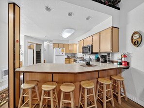 Fridge, microwave, oven, stovetop - Southview Lodge Loft – Sleeps 9, Between Both Lifts, Fireplace & Balcony (Brian Head)