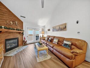 Smart TV, fireplace - Southview Lodge Loft – Sleeps 9, Between Both Lifts, Fireplace & Balcony (Brian Head)