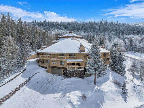 Southview Lodge Loft – Sleeps 9, Between Both Lifts, Fireplace & Balcony