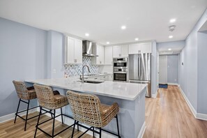 Fridge, microwave, oven, stovetop - Gulf and Bay Club-B110- Just 5 minutes from Siesta Beaches! (Siesta Key)